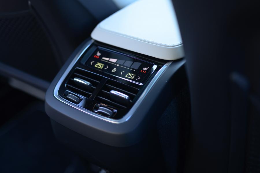 Детали интерьера Volvo XC90 D5 R-Design 2015 года  (JP) (фото 12 из 33)